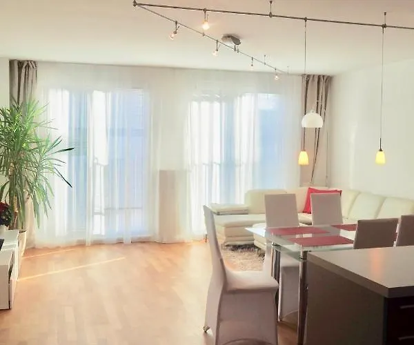 Modernes Studio-apartment Nahe Zentrum Mit Garagenplatz Apartment